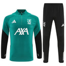 Liverpool 2026, Conjunto entrenamiento Liverpool, Chándal Liverpool oficial, Ropa entrenamiento Premier League, Sudadera verde Liverpool, Pantalón negro entrenamiento, Regalo fútbol hombre Liverpool, Kit entrenamiento 25/26, Liverpool lifestyle kit, Comprar chándal barato, Tienda Hincha Futbolero