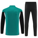 Liverpool 2026, Conjunto entrenamiento Liverpool, Chándal Liverpool oficial, Ropa entrenamiento Premier League, Sudadera verde Liverpool, Pantalón negro entrenamiento, Regalo fútbol hombre Liverpool, Kit entrenamiento 25/26, Liverpool lifestyle kit, Comprar chándal barato, Tienda Hincha Futbolero