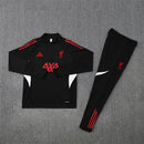 Liverpool 2026, Conjunto entrenamiento Liverpool 2026 negro, Ropa oficial Liverpool FC, Equipación entrenamiento Reds, Sudadera Salah entrenamiento, Regalo fútbol hombre Liverpool, Sudadera Liverpool oficial training, Indumentaria técnica Premier League, Liverpool training kit 2026, Comprar ropa Liverpool barata.