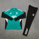 Liverpool 2026, Conjunto entrenamiento Liverpool, Chándal Liverpool oficial, Ropa entrenamiento Premier League, Sudadera verde Liverpool, Pantalón negro entrenamiento, Regalo fútbol hombre Liverpool, Kit entrenamiento 25/26, Liverpool lifestyle kit, Comprar chándal barato, Tienda Hincha Futbolero