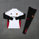 Conjunto hombre Manchester United entrenamiento temporada 2025 2026 sudadera blanca y pantalón largo negro calidad 1.1 oficial, Manchester United 2025, Chándal entrenamiento United, Conjunto Man Utd 25/26, Sudadera blanca United, Ropa barata Manchester United, Calidad 1.1 United, Moda Manchester 2026, Tienda Hincha Futbolero, Red Devils, Bloke Core United.