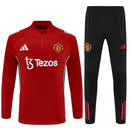 Conjunto hombre Manchester United entrenamiento temporada 2025 2026 sudadera roja y pantalón largo negro calidad 1.1 oficial, Manchester United 2025, Chándal entrenamiento United, Conjunto Man Utd 25/26, Sudadera roja United, Ropa barata Manchester United, Calidad 1.1 United, Moda Manchester 2026, Tienda Hincha Futbolero, Red Devils, Bloke Core United.