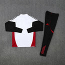 Conjunto hombre Manchester United entrenamiento temporada 2025 2026 sudadera blanca y pantalón largo negro calidad 1.1 oficial, Manchester United 2025, Chándal entrenamiento United, Conjunto Man Utd 25/26, Sudadera blanca United, Ropa barata Manchester United, Calidad 1.1 United, Moda Manchester 2026, Tienda Hincha Futbolero, Red Devils, Bloke Core United.