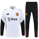 Conjunto hombre Manchester United entrenamiento temporada 2025 2026 sudadera blanca y pantalón largo negro calidad 1.1 oficial, Manchester United 2025, Chándal entrenamiento United, Conjunto Man Utd 25/26, Sudadera blanca United, Ropa barata Manchester United, Calidad 1.1 United, Moda Manchester 2026, Tienda Hincha Futbolero, Red Devils, Bloke Core United.