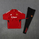 Conjunto hombre Manchester United entrenamiento temporada 2025 2026 sudadera roja y pantalón largo negro calidad 1.1 oficial, Manchester United 2025, Chándal entrenamiento United, Conjunto Man Utd 25/26, Sudadera roja United, Ropa barata Manchester United, Calidad 1.1 United, Moda Manchester 2026, Tienda Hincha Futbolero, Red Devils, Bloke Core United.
