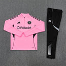 Conjunto hombre Inter Miami entrenamiento temporada 2025 2026 sudadera color rosa y pantalón largo color negro calidad 1.1 oficial, Inter Miami 2025, Chándal entrenamiento Miami, Conjunto Inter Miami 25/26, Sudadera rosa Miami, Ropa barata Messi, Calidad 1.1 Miami, Moda deportiva 2026, Tienda Hincha Futbolero, Vice City, Bloke Core Miami.