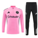 Conjunto hombre Inter Miami entrenamiento temporada 2025 2026 sudadera color rosa y pantalón largo color negro calidad 1.1 oficial, Inter Miami 2025, Chándal entrenamiento Miami, Conjunto Inter Miami 25/26, Sudadera rosa Miami, Ropa barata Messi, Calidad 1.1 Miami, Moda deportiva 2026, Tienda Hincha Futbolero, Vice City, Bloke Core Miami.