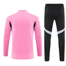 Conjunto hombre Inter Miami entrenamiento temporada 2025 2026 sudadera color rosa y pantalón largo color negro calidad 1.1 oficial, Inter Miami 2025, Chándal entrenamiento Miami, Conjunto Inter Miami 25/26, Sudadera rosa Miami, Ropa barata Messi, Calidad 1.1 Miami, Moda deportiva 2026, Tienda Hincha Futbolero, Vice City, Bloke Core Miami.