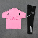 Conjunto hombre Inter Miami entrenamiento temporada 2025 2026 sudadera color rosa y pantalón largo color negro calidad 1.1 oficial, Inter Miami 2025, Chándal entrenamiento Miami, Conjunto Inter Miami 25/26, Sudadera rosa Miami, Ropa barata Messi, Calidad 1.1 Miami, Moda deportiva 2026, Tienda Hincha Futbolero, Vice City, Bloke Core Miami.