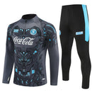 Conjunto entrenamiento hombre SSC Napoli temporada 2025 2026 oficial gris sudadera y pantalón negro técnica transpirable pro serie a kit partenopeo.
