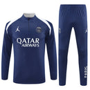 Conjunto hombre PSG entrenamiento temporada 2025 2026 sudadera y pantalón largo color azul marino detalles rojo calidad 1.1 oficial, PSG 2025, Chándal entrenamiento PSG, Conjunto PSG 25/26, Sudadera azul marino PSG, Ropa barata Paris Saint-Germain, Calidad 1.1 PSG, Moda deportiva 2026, Tienda Hincha Futbolero, Paris es mágico, Bloke Core PSG.