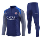 Conjunto hombre PSG entrenamiento temporada 2025 2026 sudadera y pantalón largo color azul marino detalles rojo calidad 1.1 oficial, PSG 2025, Chándal entrenamiento PSG, Conjunto PSG 25/26, Sudadera azul marino PSG, Ropa barata Paris Saint-Germain, Calidad 1.1 PSG, Moda deportiva 2026, Tienda Hincha Futbolero, Paris es mágico, Bloke Core PSG.