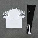 Conjunto chándal hombre PSG x Jordan temporada 2025 2026 sudadera blanca y pantalón negro entrenamiento largo calidad 1.1 oficial, PSG Jordan 2025, Chándal PSG blanco, PSG x Jordan 2026, Conjunto entrenamiento PSG, Ropa barata PSG, Calidad 1.1 Jordan, Ligue 1 2026, Tienda Hincha Futbolero, PSG White Jersey.