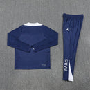 Conjunto hombre PSG entrenamiento temporada 2025 2026 sudadera y pantalón largo color azul marino detalles rojo calidad 1.1 oficial, PSG 2025, Chándal entrenamiento PSG, Conjunto PSG 25/26, Sudadera azul marino PSG, Ropa barata Paris Saint-Germain, Calidad 1.1 PSG, Moda deportiva 2026, Tienda Hincha Futbolero, Paris es mágico, Bloke Core PSG.