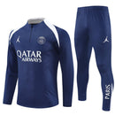 Conjunto hombre PSG entrenamiento temporada 2025 2026 sudadera y pantalón largo color azul marino detalles rojo calidad 1.1 oficial, PSG 2025, Chándal entrenamiento PSG, Conjunto PSG 25/26, Sudadera azul marino PSG, Ropa barata Paris Saint-Germain, Calidad 1.1 PSG, Moda deportiva 2026, Tienda Hincha Futbolero, Paris es mágico, Bloke Core PSG.
