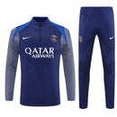 Conjunto hombre PSG entrenamiento temporada 2025 2026 sudadera y pantalón largo color azul marino detalles rojo calidad 1.1 oficial, PSG 2025, Chándal entrenamiento PSG, Conjunto PSG 25/26, Sudadera azul marino PSG, Ropa barata Paris Saint-Germain, Calidad 1.1 PSG, Moda deportiva 2026, Tienda Hincha Futbolero, Paris es mágico, Bloke Core PSG.
