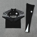 Conjunto chándal hombre PSG x Jordan temporada 2025 2026 entrenamiento largo negro sudadera y pantalón calidad 1.1 oficial, PSG Jordan 2025, Chándal PSG negro, PSG x Jordan 2026, Conjunto entrenamiento PSG, Ropa barata PSG, Calidad 1.1 Jordan, Ligue 1 2026, Tienda Hincha Futbolero, Streetwear Paris.