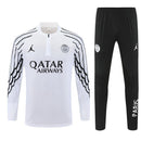 Conjunto chándal hombre PSG x Jordan temporada 2025 2026 sudadera blanca y pantalón negro entrenamiento largo calidad 1.1 oficial, PSG Jordan 2025, Chándal PSG blanco, PSG x Jordan 2026, Conjunto entrenamiento PSG, Ropa barata PSG, Calidad 1.1 Jordan, Ligue 1 2026, Tienda Hincha Futbolero, PSG White Jersey.