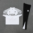Conjunto chándal hombre PSG x Jordan temporada 2025 2026 sudadera blanca y pantalón negro entrenamiento largo calidad 1.1 oficial, PSG Jordan 2025, Chándal PSG blanco, PSG x Jordan 2026, Conjunto entrenamiento PSG, Ropa barata PSG, Calidad 1.1 Jordan, Ligue 1 2026, Tienda Hincha Futbolero, PSG White Jersey.
