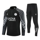 Conjunto chándal hombre PSG x Jordan temporada 2025 2026 entrenamiento largo negro sudadera y pantalón calidad 1.1 oficial, PSG Jordan 2025, Chándal PSG negro, PSG x Jordan 2026, Conjunto entrenamiento PSG, Ropa barata PSG, Calidad 1.1 Jordan, Ligue 1 2026, Tienda Hincha Futbolero, Streetwear Paris.