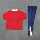 Conjunto hombre PSG entrenamiento temporada 2025 2026 sudadera color roja y pantalón largo azul marino calidad 1.1 oficial, PSG 2025, Chándal entrenamiento PSG, Conjunto PSG 25/26, Sudadera roja PSG, Ropa barata Paris Saint-Germain, Calidad 1.1 PSG, Moda deportiva 2026, Tienda Hincha Futbolero, Paris es mágico, Bloke Core PSG
