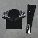 Conjunto chándal hombre PSG x Jordan temporada 2025 2026 entrenamiento largo negro sudadera y pantalón calidad 1.1 oficial, PSG Jordan 2025, Chándal PSG negro, PSG x Jordan 2026, Conjunto entrenamiento PSG, Ropa barata PSG, Calidad 1.1 Jordan, Ligue 1 2026, Tienda Hincha Futbolero, Streetwear Paris.
