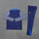 Conjunto hombre PSG entrenamiento temporada 2025 2026 sudadera y pantalón largo color azul marino detalles rojo calidad 1.1 oficial, PSG 2025, Chándal entrenamiento PSG, Conjunto PSG 25/26, Sudadera azul marino PSG, Ropa barata Paris Saint-Germain, Calidad 1.1 PSG, Moda deportiva 2026, Tienda Hincha Futbolero, Paris es mágico, Bloke Core PSG.