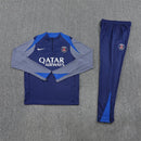 Conjunto hombre PSG entrenamiento temporada 2025 2026 sudadera y pantalón largo color azul marino detalles rojo calidad 1.1 oficial, PSG 2025, Chándal entrenamiento PSG, Conjunto PSG 25/26, Sudadera azul marino PSG, Ropa barata Paris Saint-Germain, Calidad 1.1 PSG, Moda deportiva 2026, Tienda Hincha Futbolero, Paris es mágico, Bloke Core PSG.