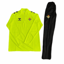 Real Betis 2026, Conjunto entrenamiento Betis, Ropa oficial Real Betis, Sudadera Betis verde, Kit de fútbol hombre negro verde, Regalo fútbol hombre Betis, Ropa entrenamiento La Liga, Pantalón largo Betis negro, Comprar chándal Betis barato, Tienda Hincha Futbolero.