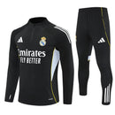 Conjunto hombre Real Madrid entrenamiento temporada 2025 2026 sudadera y pantalón largo color negro calidad 1.1 oficial, Real Madrid 2025, Chándal entrenamiento Madrid, Conjunto Real Madrid 25/26, Sudadera negra Madrid, Ropa barata Real Madrid, Calidad 1.1 Madrid, Moda madridista 2026, Tienda Hincha Futbolero, Hala Madrid, Bloke Core Madrid.