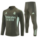 Conjunto largo entrenamiento Real Madrid temporada 2025 2026 color gris  y verde sudadera y pantalón escudo termosellado calidad 1.1 oficial, Real Madrid 2025, Chándal Real Madrid gris, Entrenamiento Real Madrid 2026, Sudadera Real Madrid gris, Pantalón Real Madrid gris, Ropa Real Madrid barata, Calidad 1.1 Madrid, Tienda Hincha Futbolero, Real Madrid Grey Tracksuit.