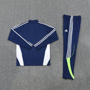 Conjunto hombre Real Madrid entrenamiento temporada 2025 2026 azul con detalles blancos sudadera y pantalón largo calidad 1.1 oficial, Real Madrid 2025, Chándal entrenamiento Madrid, Conjunto Real Madrid 25/26, Sudadera azul Madrid, Ropa barata Real Madrid, Calidad 1.1 Madrid, Moda deportiva 2026, Tienda Hincha Futbolero, Hala Madrid, Bloke Core Madrid.