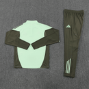 Real Madrid 2026 entrenamiento, Sudadera Real Madrid verde, Pantalón Real Madrid gris, Chándal oficial Real Madrid, Ropa entrenamiento Real Madrid 25/26, Regalo fútbol hombre Real Madrid, Valdebebas gear, Bloke Core invierno, Comprar conjunto barato, Tienda Hincha Futbolero.