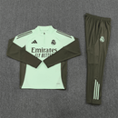 Real Madrid 2026 entrenamiento, Sudadera Real Madrid verde, Pantalón Real Madrid gris, Chándal oficial Real Madrid, Ropa entrenamiento Real Madrid 25/26, Regalo fútbol hombre Real Madrid, Valdebebas gear, Bloke Core invierno, Comprar conjunto barato, Tienda Hincha Futbolero.