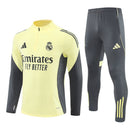 Conjunto hombre Real Madrid entrenamiento temporada 2025 2026 sudadera amarilla y pantalón largo gris calidad 1.1 oficial, Real Madrid 2025, Chándal entrenamiento Madrid, Conjunto Real Madrid 25/26, Sudadera amarilla Madrid, Ropa barata Real Madrid, Calidad 1.1 Madrid, Moda madridista 2026, Tienda Hincha Futbolero, Hala Madrid, Bloke Core Madrid.