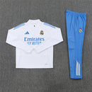 Real Madrid 2026 entrenamiento, Sudadera Real Madrid blanca, Pantalón Real Madrid azul, Chándal oficial Real Madrid, Ropa entrenamiento Real Madrid 25/26, Regalo fútbol hombre Real Madrid, Valdebebas gear, Bloke Core invierno, Comprar conjunto barato, Tienda Hincha Futbolero.