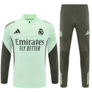 Real Madrid 2026 entrenamiento, Sudadera Real Madrid verde, Pantalón Real Madrid gris, Chándal oficial Real Madrid, Ropa entrenamiento Real Madrid 25/26, Regalo fútbol hombre Real Madrid, Valdebebas gear, Bloke Core invierno, Comprar conjunto barato, Tienda Hincha Futbolero.