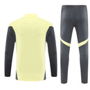 Conjunto hombre Real Madrid entrenamiento temporada 2025 2026 sudadera amarilla y pantalón largo gris calidad 1.1 oficial, Real Madrid 2025, Chándal entrenamiento Madrid, Conjunto Real Madrid 25/26, Sudadera amarilla Madrid, Ropa barata Real Madrid, Calidad 1.1 Madrid, Moda madridista 2026, Tienda Hincha Futbolero, Hala Madrid, Bloke Core Madrid.