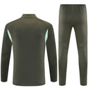 Conjunto largo entrenamiento Real Madrid temporada 2025 2026 color gris  y verde sudadera y pantalón escudo termosellado calidad 1.1 oficial, Real Madrid 2025, Chándal Real Madrid gris, Entrenamiento Real Madrid 2026, Sudadera Real Madrid gris, Pantalón Real Madrid gris, Ropa Real Madrid barata, Calidad 1.1 Madrid, Tienda Hincha Futbolero, Real Madrid Grey Tracksuit.
