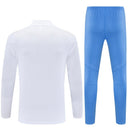 Real Madrid 2026 entrenamiento, Sudadera Real Madrid blanca, Pantalón Real Madrid azul, Chándal oficial Real Madrid, Ropa entrenamiento Real Madrid 25/26, Regalo fútbol hombre Real Madrid, Valdebebas gear, Bloke Core invierno, Comprar conjunto barato, Tienda Hincha Futbolero.
