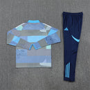 Conjunto hombre Real Madrid entrenamiento temporada 2025 2026 sudadera color azul y gris con pantalón largo azul marino calidad 1.1 oficial, Real Madrid 2025, Chándal entrenamiento Madrid, Conjunto Real Madrid 25/26, Sudadera azul Madrid, Ropa barata Real Madrid, Calidad 1.1 Madrid, Moda madridista 2026, Tienda Hincha Futbolero, Hala Madrid, Bloke Core Madrid.