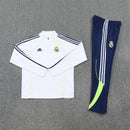 Conjunto hombre Real Madrid entrenamiento temporada 2025 2026 sudadera blanca y pantalón largo azul marino calidad 1.1 oficial,Real Madrid 2025, Chándal entrenamiento Madrid, Conjunto Real Madrid 25/26, Sudadera blanca Madrid, Ropa barata Real Madrid, Calidad 1.1 Madrid, Moda deportiva 2026, Tienda Hincha Futbolero, Hala Madrid, Bloke Core Madrid.