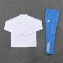 Real Madrid 2026 entrenamiento, Sudadera Real Madrid blanca, Pantalón Real Madrid azul, Chándal oficial Real Madrid, Ropa entrenamiento Real Madrid 25/26, Regalo fútbol hombre Real Madrid, Valdebebas gear, Bloke Core invierno, Comprar conjunto barato, Tienda Hincha Futbolero.