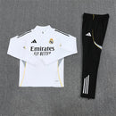 Conjunto hombre Real Madrid entrenamiento temporada 2025 2026 sudadera blanca y pantalón largo negro calidad 1.1 oficial, Real Madrid 2025, Chándal entrenamiento Madrid, Conjunto Real Madrid 25/26, Sudadera blanca Madrid, Ropa barata Real Madrid, Calidad 1.1 Madrid, Moda madridista 2026, Tienda Hincha Futbolero, Hala Madrid, Bloke Core Madrid.