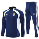 Conjunto hombre Real Madrid entrenamiento temporada 2025 2026 azul con detalles blancos sudadera y pantalón largo calidad 1.1 oficial, Real Madrid 2025, Chándal entrenamiento Madrid, Conjunto Real Madrid 25/26, Sudadera azul Madrid, Ropa barata Real Madrid, Calidad 1.1 Madrid, Moda deportiva 2026, Tienda Hincha Futbolero, Hala Madrid, Bloke Core Madrid.