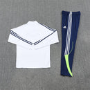 Conjunto hombre Real Madrid entrenamiento temporada 2025 2026 sudadera blanca y pantalón largo azul marino calidad 1.1 oficial,Real Madrid 2025, Chándal entrenamiento Madrid, Conjunto Real Madrid 25/26, Sudadera blanca Madrid, Ropa barata Real Madrid, Calidad 1.1 Madrid, Moda deportiva 2026, Tienda Hincha Futbolero, Hala Madrid, Bloke Core Madrid.