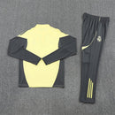Conjunto hombre Real Madrid entrenamiento temporada 2025 2026 sudadera amarilla y pantalón largo gris calidad 1.1 oficial, Real Madrid 2025, Chándal entrenamiento Madrid, Conjunto Real Madrid 25/26, Sudadera amarilla Madrid, Ropa barata Real Madrid, Calidad 1.1 Madrid, Moda madridista 2026, Tienda Hincha Futbolero, Hala Madrid, Bloke Core Madrid.