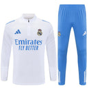 Real Madrid 2026 entrenamiento, Sudadera Real Madrid blanca, Pantalón Real Madrid azul, Chándal oficial Real Madrid, Ropa entrenamiento Real Madrid 25/26, Regalo fútbol hombre Real Madrid, Valdebebas gear, Bloke Core invierno, Comprar conjunto barato, Tienda Hincha Futbolero.