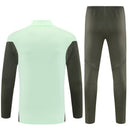 Real Madrid 2026 entrenamiento, Sudadera Real Madrid verde, Pantalón Real Madrid gris, Chándal oficial Real Madrid, Ropa entrenamiento Real Madrid 25/26, Regalo fútbol hombre Real Madrid, Valdebebas gear, Bloke Core invierno, Comprar conjunto barato, Tienda Hincha Futbolero.