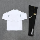 Conjunto hombre Real Madrid entrenamiento temporada 2025 2026 sudadera blanca y pantalón largo negro calidad 1.1 oficial, Real Madrid 2025, Chándal entrenamiento Madrid, Conjunto Real Madrid 25/26, Sudadera blanca Madrid, Ropa barata Real Madrid, Calidad 1.1 Madrid, Moda madridista 2026, Tienda Hincha Futbolero, Hala Madrid, Bloke Core Madrid.